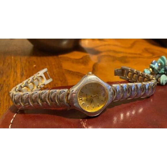 VTG Women's Ronica Watch, Gold Tone Face, Bracelet Band - Picture 1 of 3